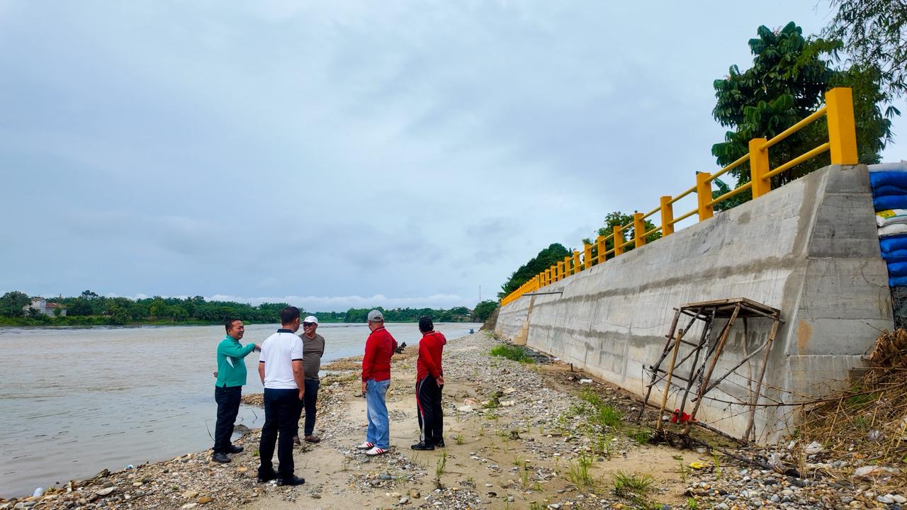 Bupati Ahmad Yuzar tinjau pembangunan turap Pulau Lawas Bangkinang