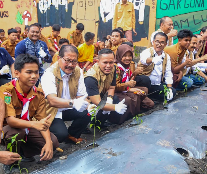 Wali Kota Pekanbaru Agung Nugroho bersama Dirjen Otda Kemendagri Akmal Malik dan Ketua Yayasan Swatantra Pangan Nusantara Marsekal Madya TNI (Purn) Daryatmo bersama siswa SMP Negeri 8 melakukan penanaman tanaman pangan, Kamis (4/12/2025). Foto: Istimewa.