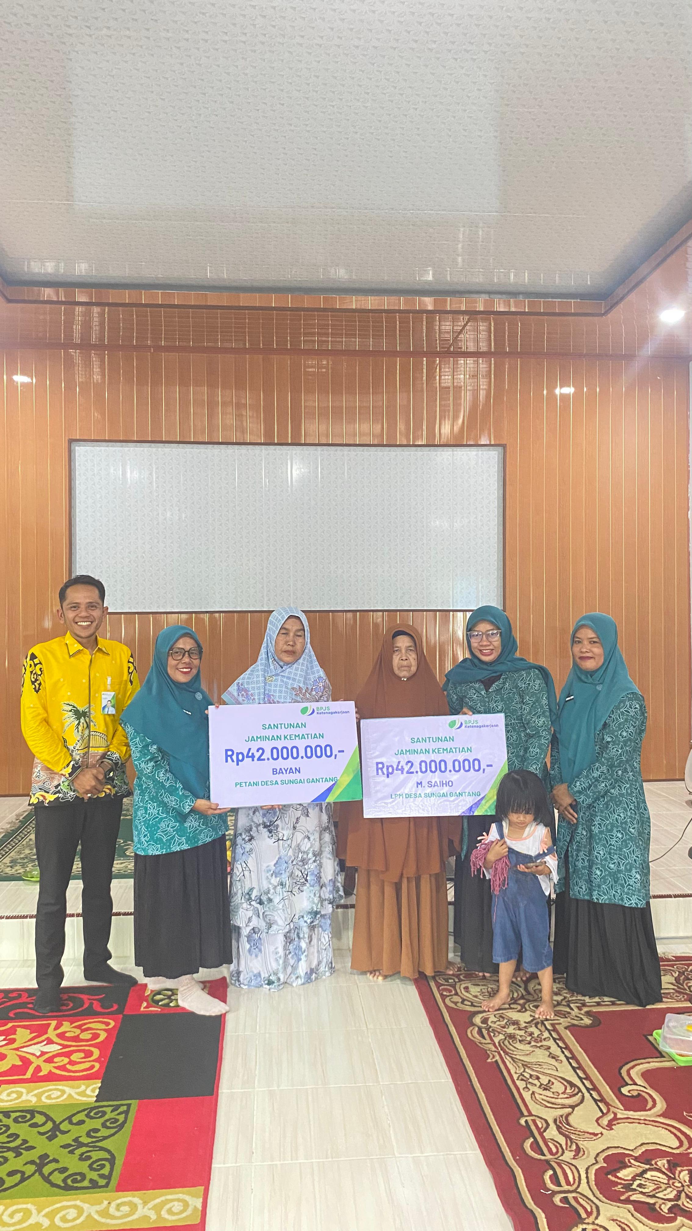 Penyerahan Santunan secara simbolis kepada Ahli Waris di Desa Sungai Gantang