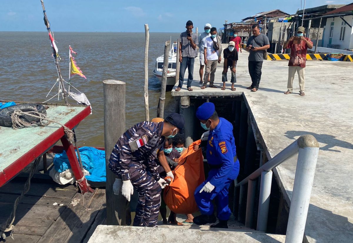 Evakuasi jenazah di perairan Panipahan Rohil