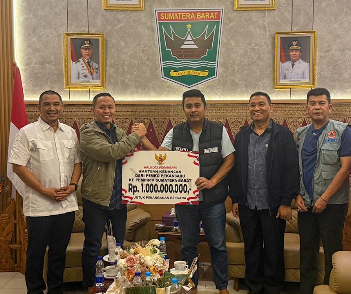 Wali Kota Pekanbaru Agung Nugroho menyerahkan bantuan kepada korban bencana melalui Wagub Sumbar Vasco Ruseimy. Foto: Istimewa.