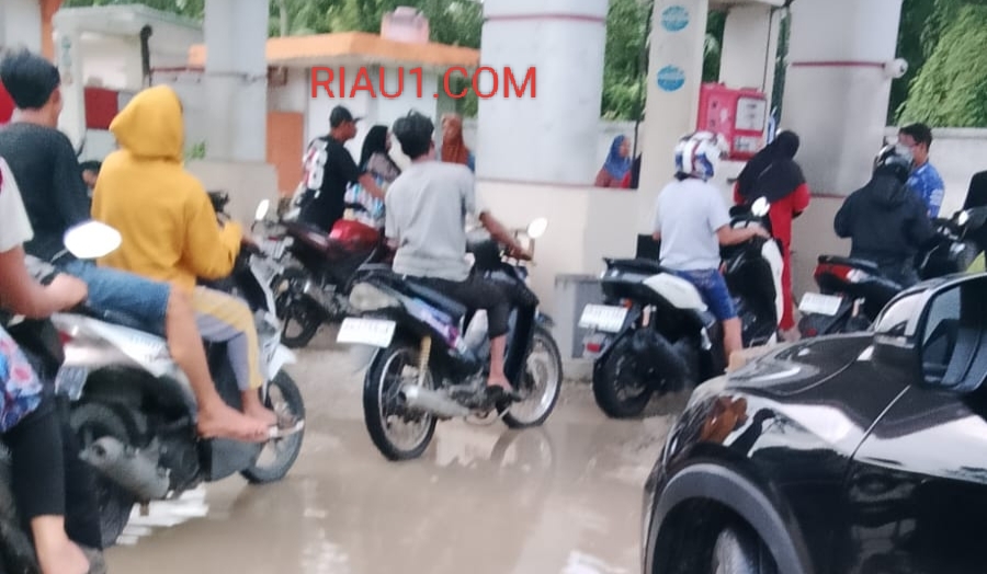 Ratusan Warga Bengkalis Rela Ngantri Demi Dapatkan BBM