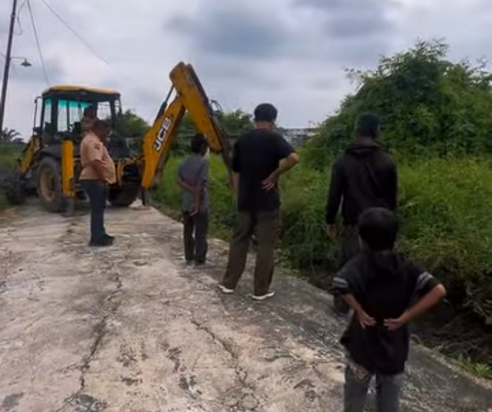 Dinas PUPR Pekanbaru membersihkan drainasi di Perumahan Witayu. Foto: Istimewa.