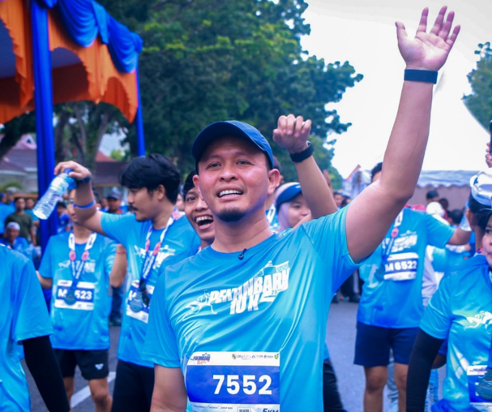 Wali Kota Pekanbaru Agung Nugroho senam bersama runner usai mengikuti ajang lari 10K, Minggu (14/12/2025). Foto: Istimewa.