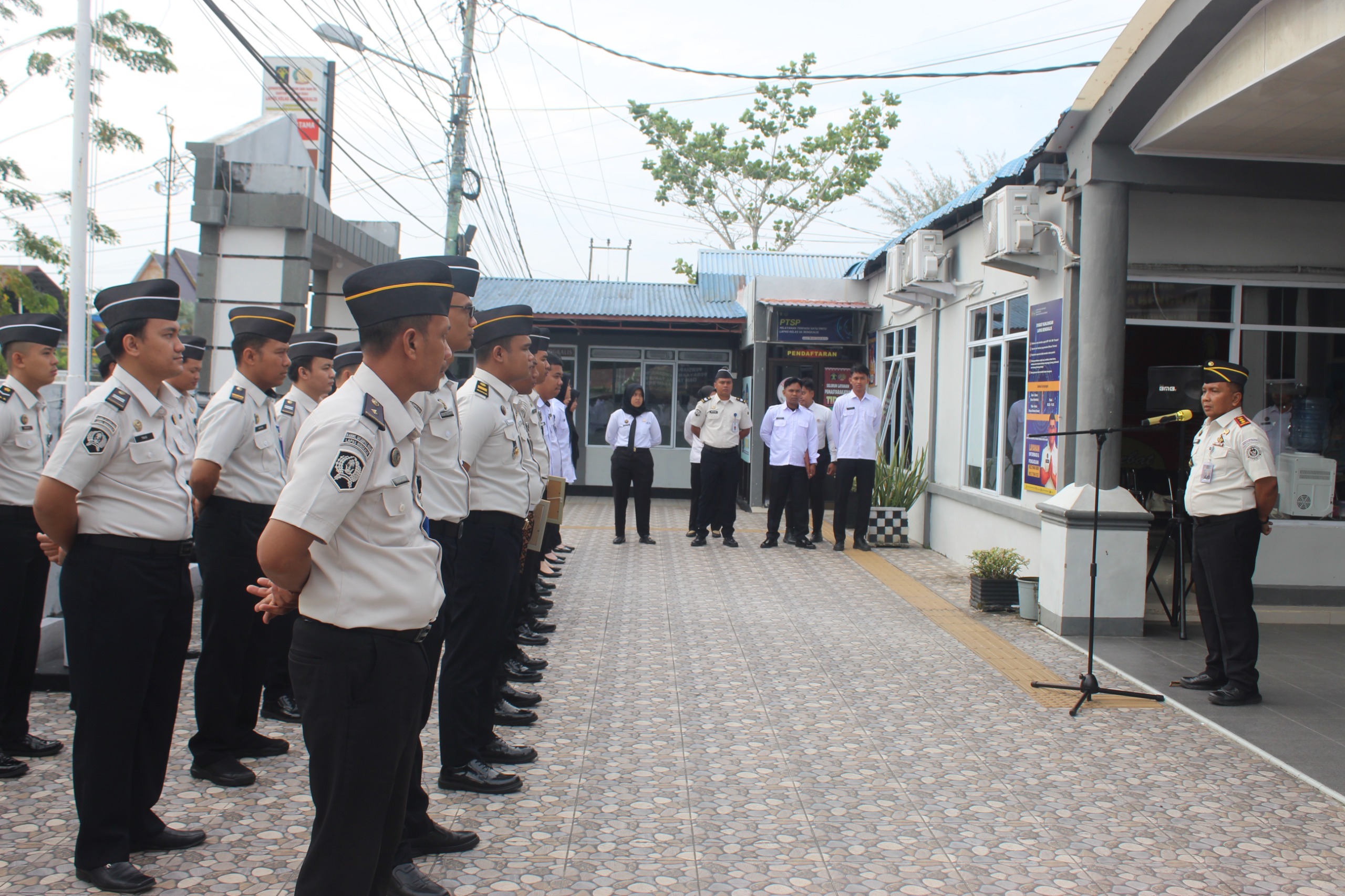 Kalapas Bengkalis Priyo Tri Laksono Sematkan Pangkat Baru dan Beri Penghargaan