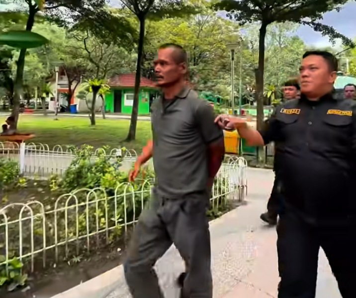 Tim Satgas Dinsos Pekanbaru menjangkau ODGJ di RTH Kaca Mayang. Foto: Istimewa.