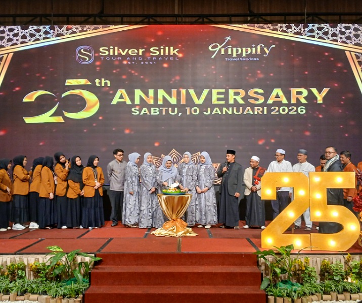 Silver Silk Tour and Travel merayakan anniversary perusahaan ke-25 di Hotel Premiere Pekanbaru, Sabtu (10/1/2026). Foto: Surya/Riau1.