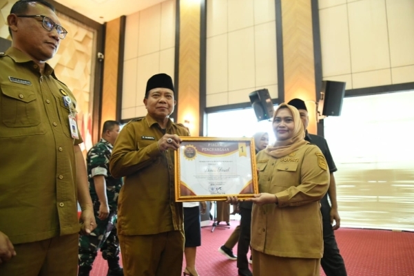 Bupati Kasmarni Berikan Penghargaan Evaluasi Kinerja Publik 2025