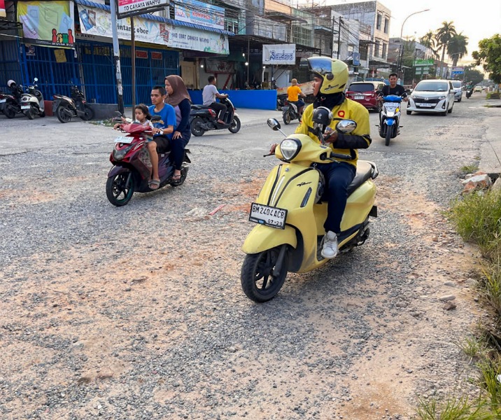 Kondisi Jalan Cempaka saat ini, belum diaspal karena terkendala penurunan tanah di salah satu mainhole IPAL. Foto: Istimewa.