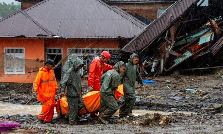 Evakuasi korban bencana Sumatra