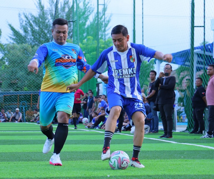 Kepala Dispora Pekanbaru Edward Riansyah (kanan) ikut bermain minisoccer di Lapangan Kencana, Jumat (16/1/2026). Foto: Istimewa.