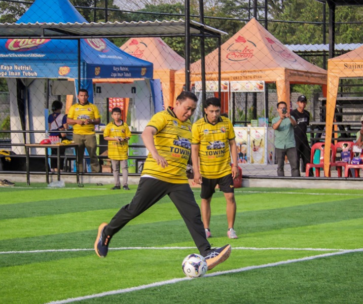 Wawako Pekanbaru Markarius Anwar melakukan tendangan pertama saat membuka Turnamen Mini Soccer Ikatan Keluarga Lintau Buo (IKLB) IX Koto Cup, Jumat (16/1/2026). Foto: Istimewa.