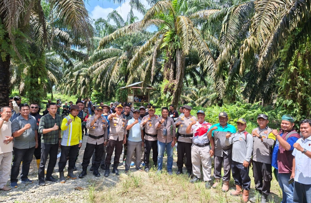 Aksi damai masyarakat Desa Muara Dilam Rokan Hulu