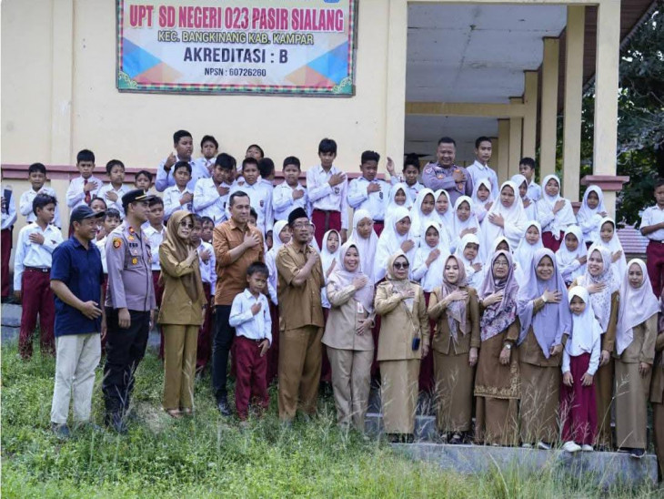 Wakil Bupati Kampar, Misharti saat kunjungi SD di Kampung Baru Bangkinang