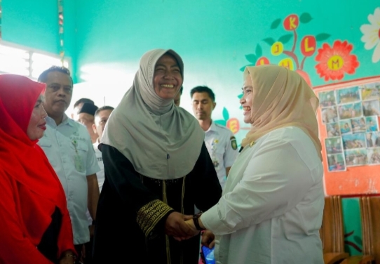 Perkuat Pendidikan Ramah Anak, Bupati Kasmarni Kunjungi Desa Bantan Timur