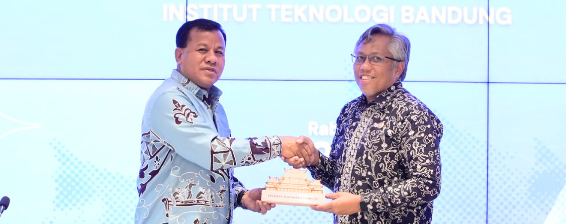Bupati Kuansing Suhardiman Amby bersama Rektor ITB Prof Tatacipta Dirgantara