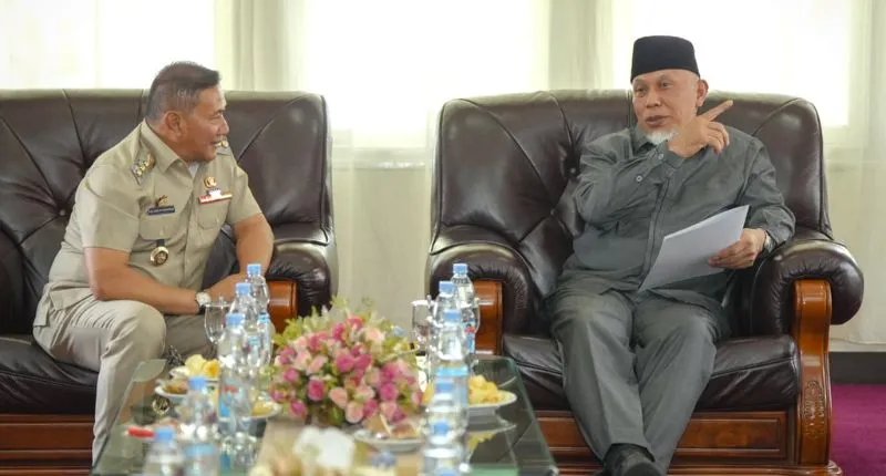 Gubernur Sumbar  Mahyeldi Ansharullah Ramlan Nurmatiasbersama Wako Bukittinggi