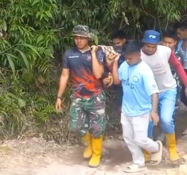 Warga Kampung Ngalau Gadang, Nagari Limau Gadang Pancuang Taba, Kecamatan IV Nagari Bayang Utara, Kabupaten Pesisir Selatan tandu bocah untuk dapat pengobatan/Katasumbar