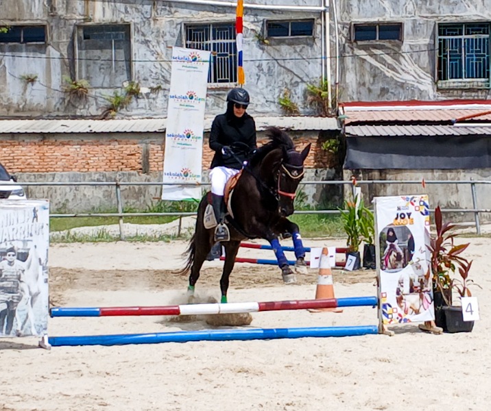 Atlet berkuda mengikuti kejuaraan CAR Jumping Festiva di Pekanbaru, Minggu (25/1/2026). Foto: Surya/Riau1.