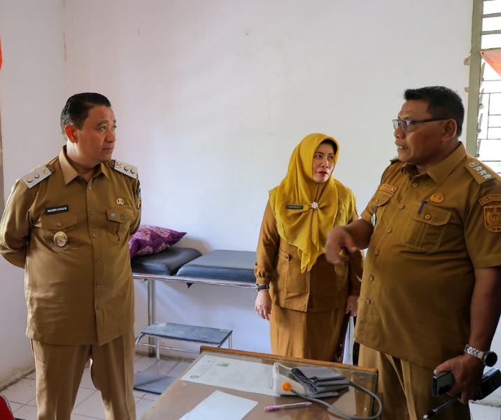 Wawako Pekanbaru Markarius Anwar mendengarkan penjelasan Camat Rumbai Timur Syamsudin terkakit kondisi Pustu Okura, Senin (26/1/2026). Foto: Istimewa.