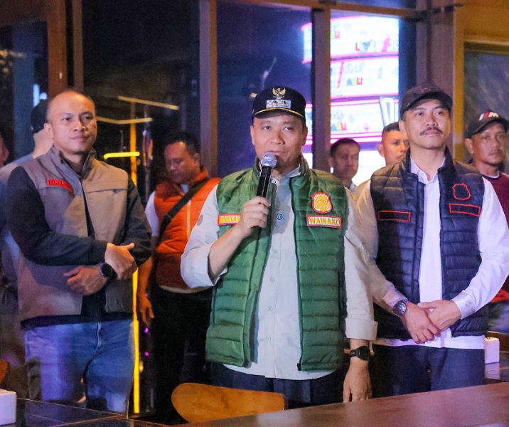 Wawako Pekanbaru Markarius Anwar bersama kapolresta saat razia gabungan di tempat hiburan malam, Sabtu (31/1/2026) dini hari. Foto: Istimewa.