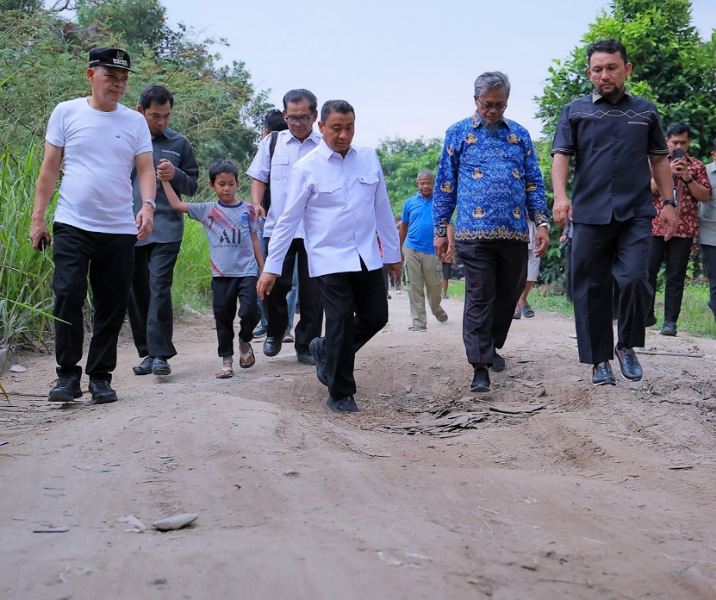 Wawako Pekanbaru Markarius Anwar saat meninjau Jalan Lumba-lumba yang belum disemenisasi. Foto: Istimewa.