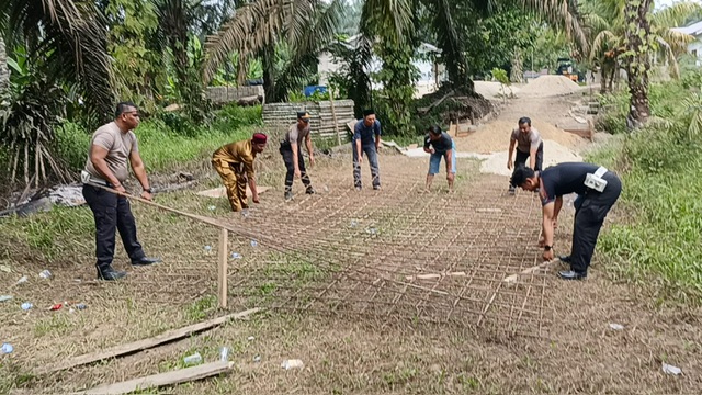 Gotong Royong Polsek Kabun dan Warga, Jembatan Titi Desa Giti Segera Rampung