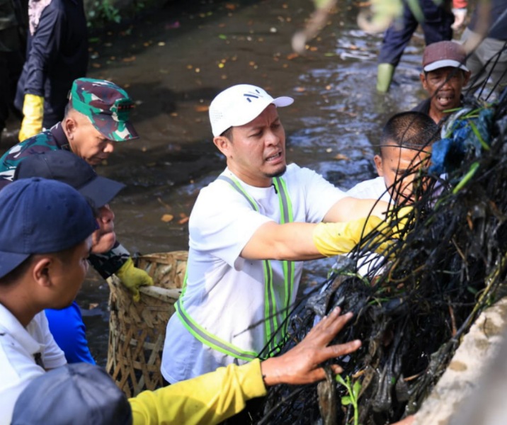 Wali Kota Pekanbaru Agung Nugroho bersama Pemprov Riau dan Forkopimda menggelar gotong royong bersama. Foto: Surya/Riau1.