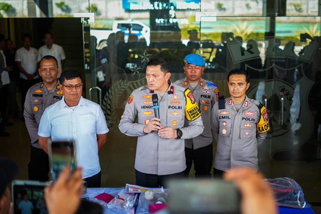 Wakapolda Riau Pimpin Konferensi Pers di Mako Polres Rohul Terkait Konflik Lahan di Bonai Dafussalam