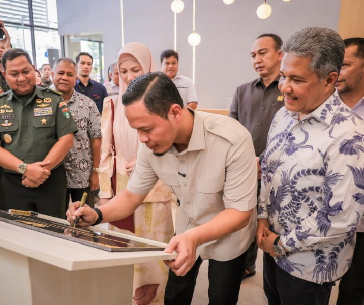 Wali Kota Pekanbaru Agung Nugroho menandatangani prasasti tanda diresmikannya WellABe Clinic yang berlokasi di Jalan Sultan Syarif Kasim, Rabu (11/2/2026). Foto: Istimewa.