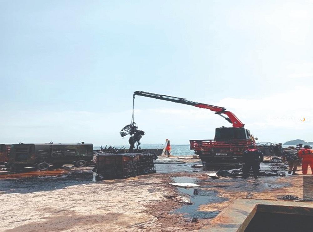 Dugaan pencemaran limbah di B3 di perairan Sekupang