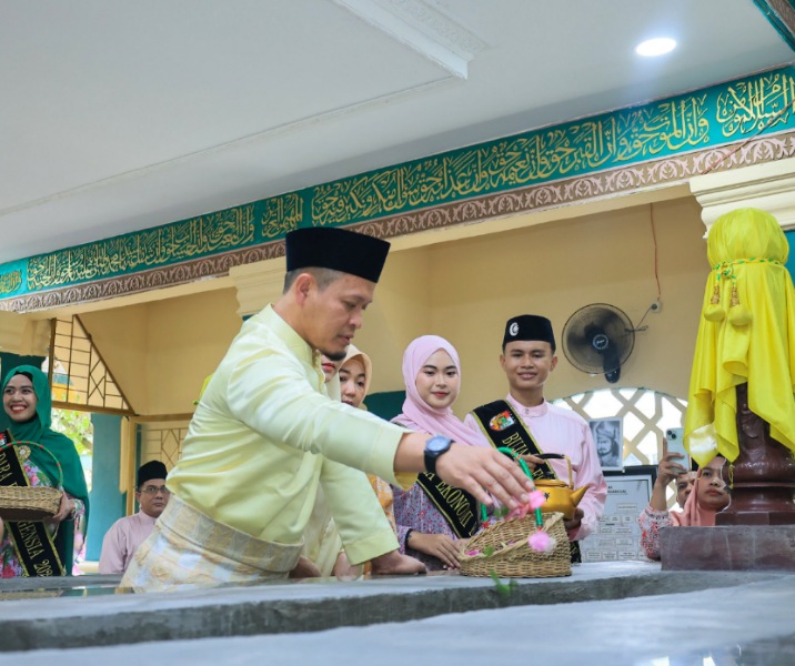 Wali Kota Pekanbaru Agung Nugroho menaburkan bunga di salah satu makan di Kompleks Makam Marhum Pekan, Rabu (18/2/2026). Foto: Surya/Riau1.