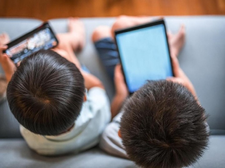 Ilustrasi Anak Main Medsos