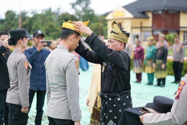 Pemasangan Tanjak Unak Serantau di Polres Rokan Hulu
