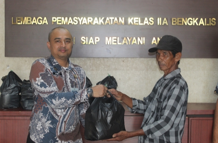 Meringankan Beban Saat Terpisah, Lapas Bengkalis Salurkan Bansos untuk 10 Keluarga WB
