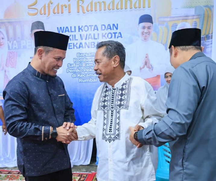 Wali Kota Pekanbaru Agung Nugroho bersama Wawako Markarius membantu seorang warga berdiri usai dipasangkan kaki palsu dalam Safari Ramadan di Masjid Jami' Rumbai, Selasa (23/2/2026). Foto: Surya/Riau1.