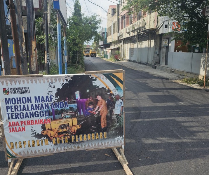Jalan Amal Mulia sedang dioverlay Dinas Perkim Pekanbaru. Foto: Istimewa.