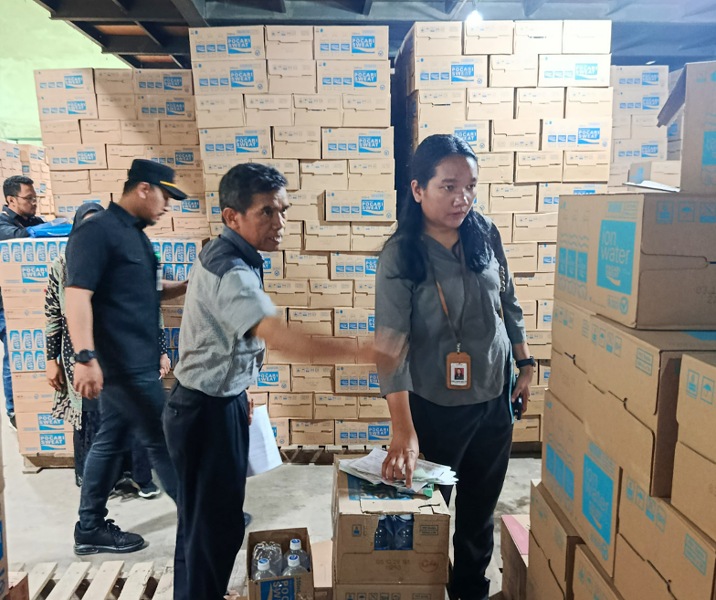Petugas gabungan memeriksa gudang penyimpanan salah satu supermarket. Foto: Istimewa.