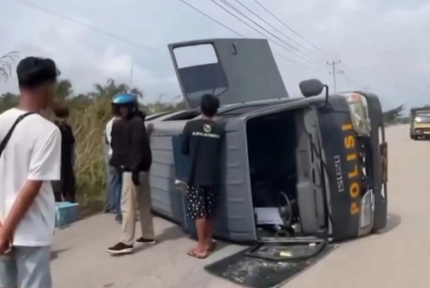Mobil tahanan Polres Bengkalis yang terbalik