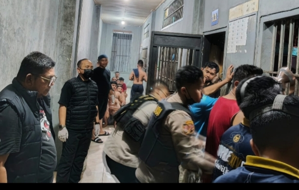 Ingatkan Warga Binaan Agar Tidak Melanggar, Lapas IIA Dibackup Polri Gelar Razia
