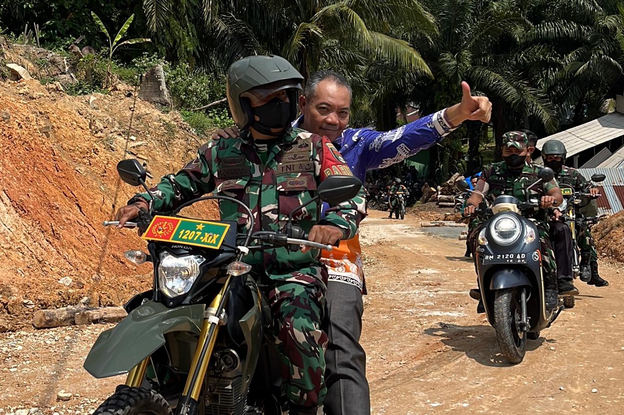 Pj Sekdako Pekanbaru Ingot Ahmad Hutasuhut mendampingi Tim Wasev TMMD ke-127 di Wilayah Kodim Pekanbaru, Sabtu (7/3/2026). Foto: Istimewa.