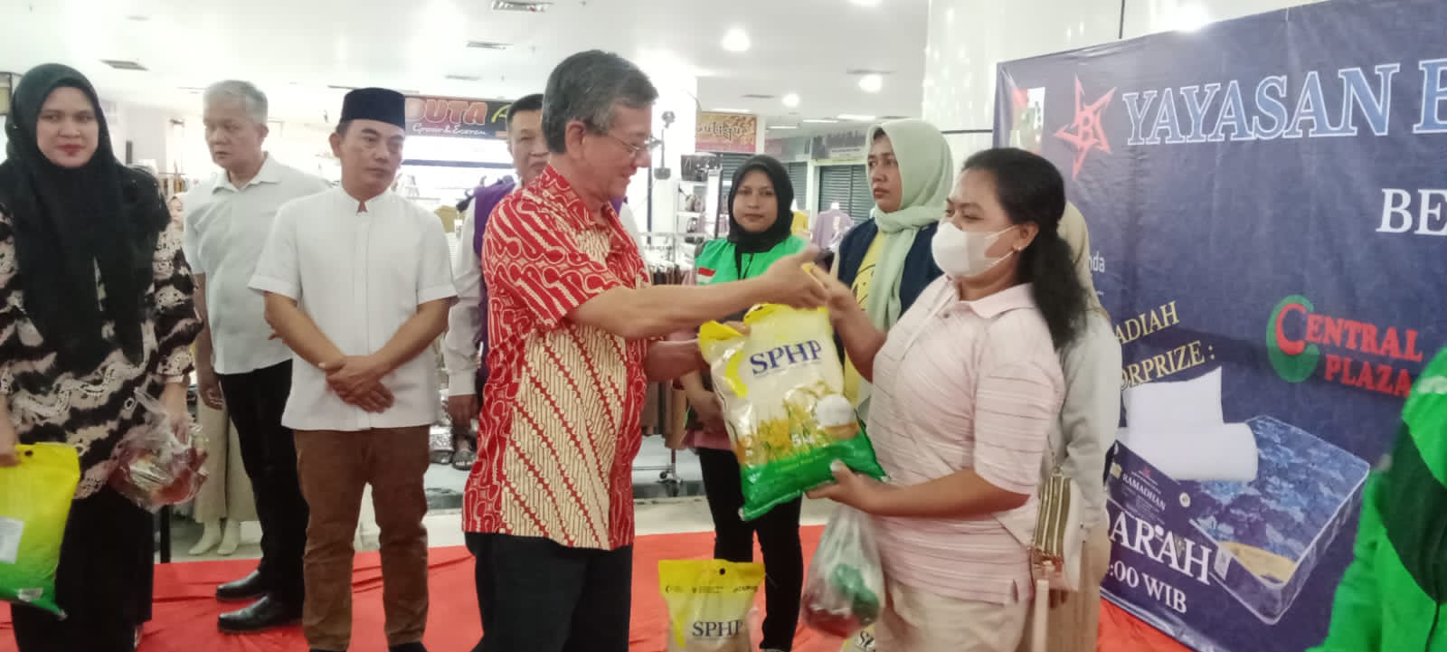 Pengelola Plaza Central Pekanbaru Yakobus menyerahkan paket sembako kepada warga kurang mampu. Foto: Istimewa.