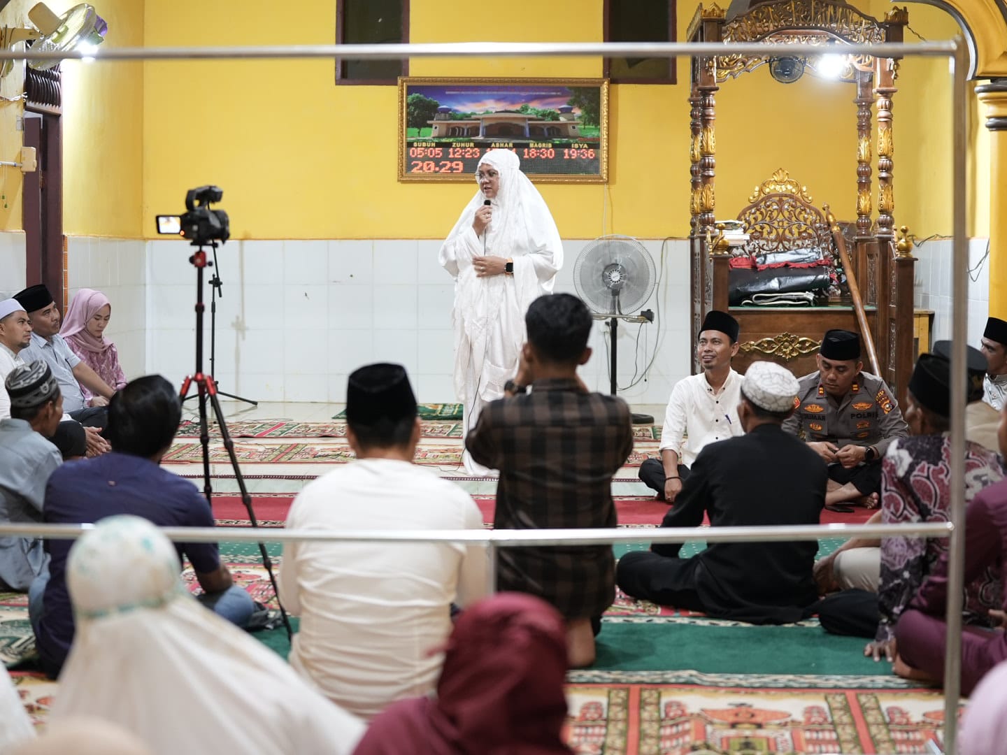 Dari Sabak Auh, Pemkab Siak Salurkan Zakat dan Serukan Pelayanan Ramah untuk Warga