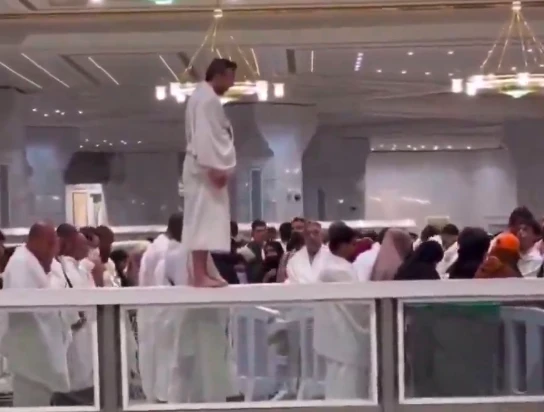 Seorang Pria Salat di Lokasi Terlarang di Masjidil Haram