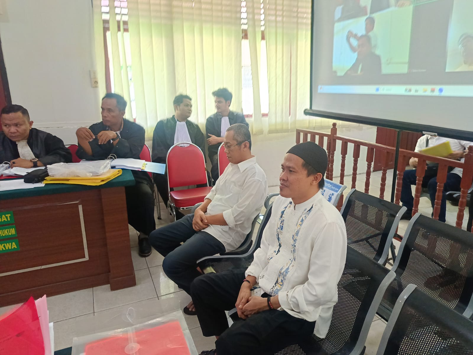 Kedua Terdakwa, Ade Purwanto (pakai topi) dan Arief Iryadi Zainudin saat menjalani Persidangan di PN Tembilahan