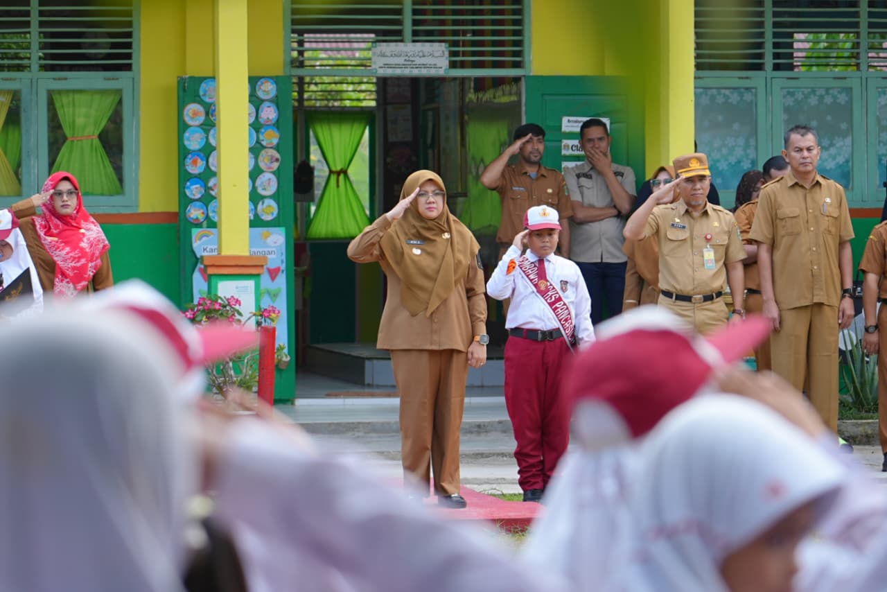  Bupati Siak Afni Zulkifli menjadi pembina upacara pada apel pagi