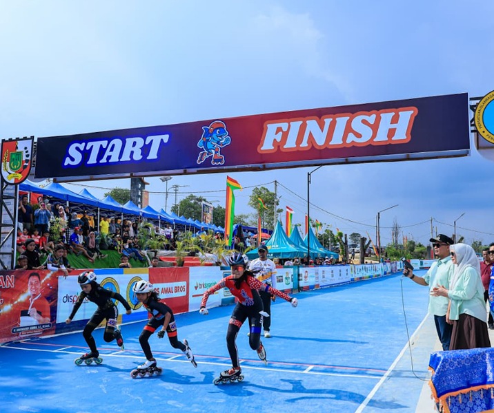 Wali Kota Pekanbaru Agung Nugroho bersama istri, Sulastri, melepas atlet sepatu roda di sesi akhir kejuaraan, Minggu (5/4/2026). Foto: Surya/Riau1.
