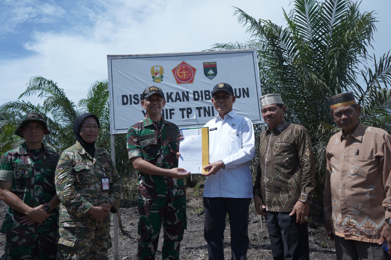 Penyerahan dokumen hibah lahan untuk pembangunan Batalyon Ketahanan Pangan