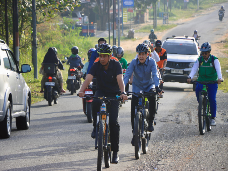 Bupati Kampar Bersepeda ke Kantor