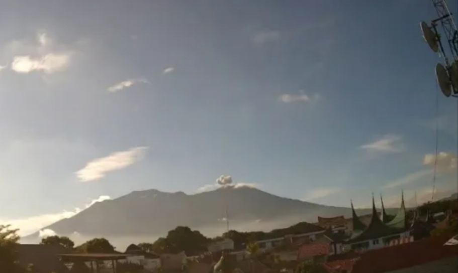 Saat gunung Marapi erupsi